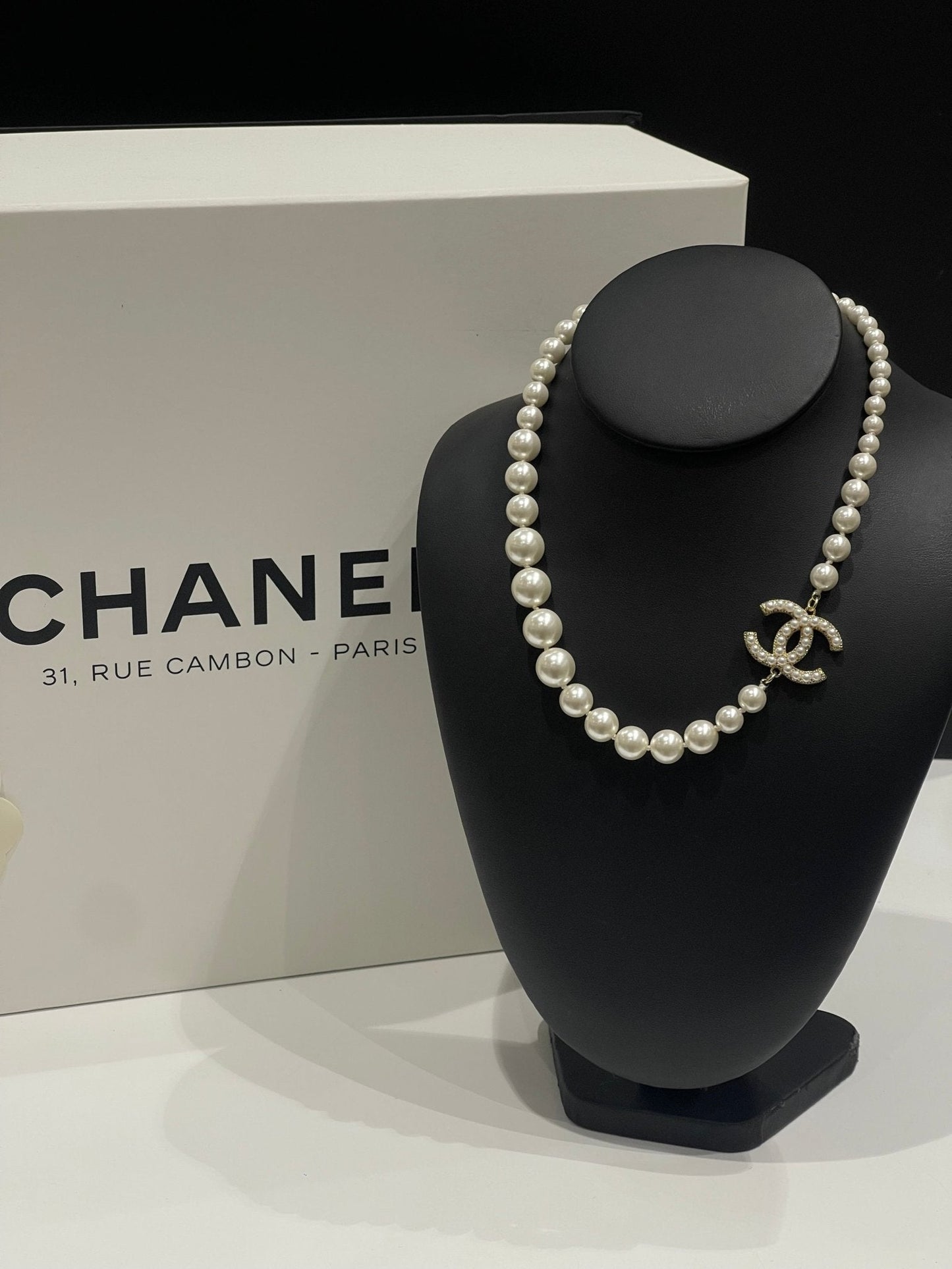 Chanel - Collier perle CC
