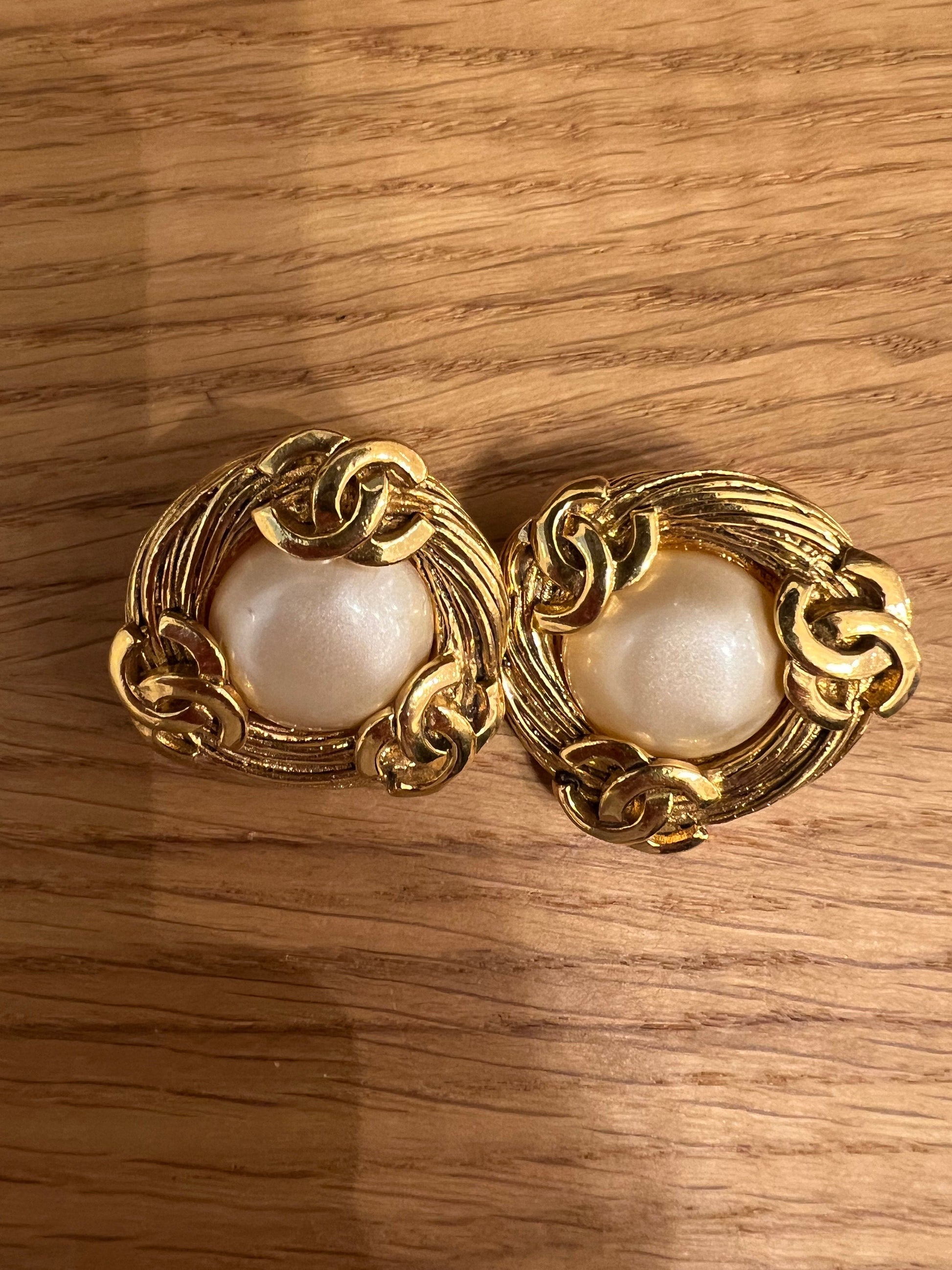 Chanel Pearl & CC Earrings 24k gold gilded ALEP097