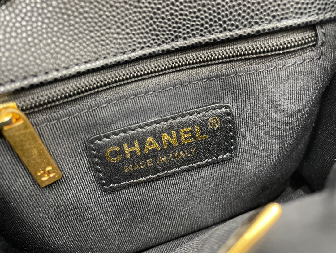 CHL 22K , ’s 8.1in Black Flap Handbag