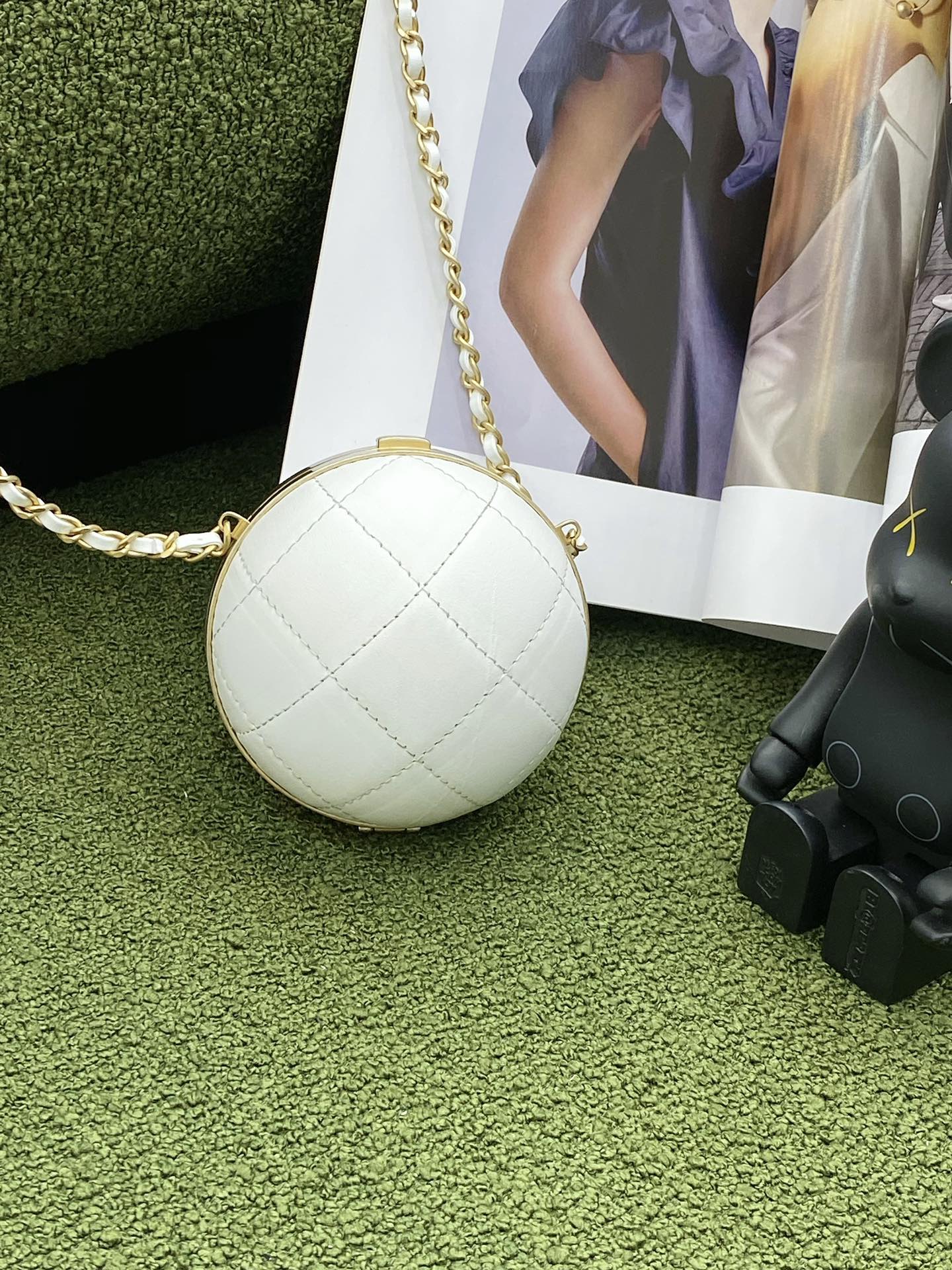 CHL Ball 23.5cm 95in White Gold Chain Handbag