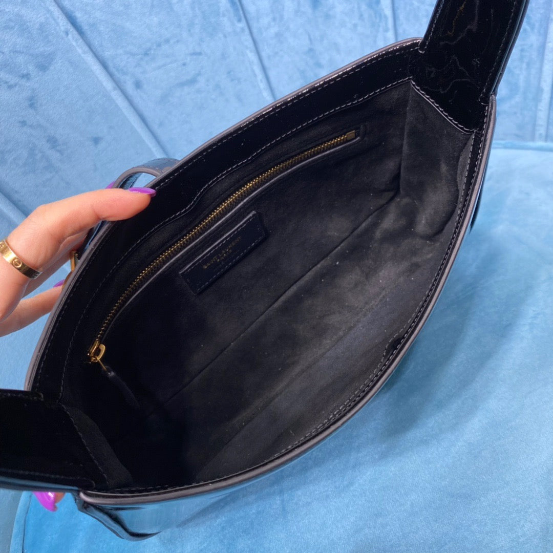 YSL Saint Laurent Le 5 Ã 7 Smooth Shoulder Bag
