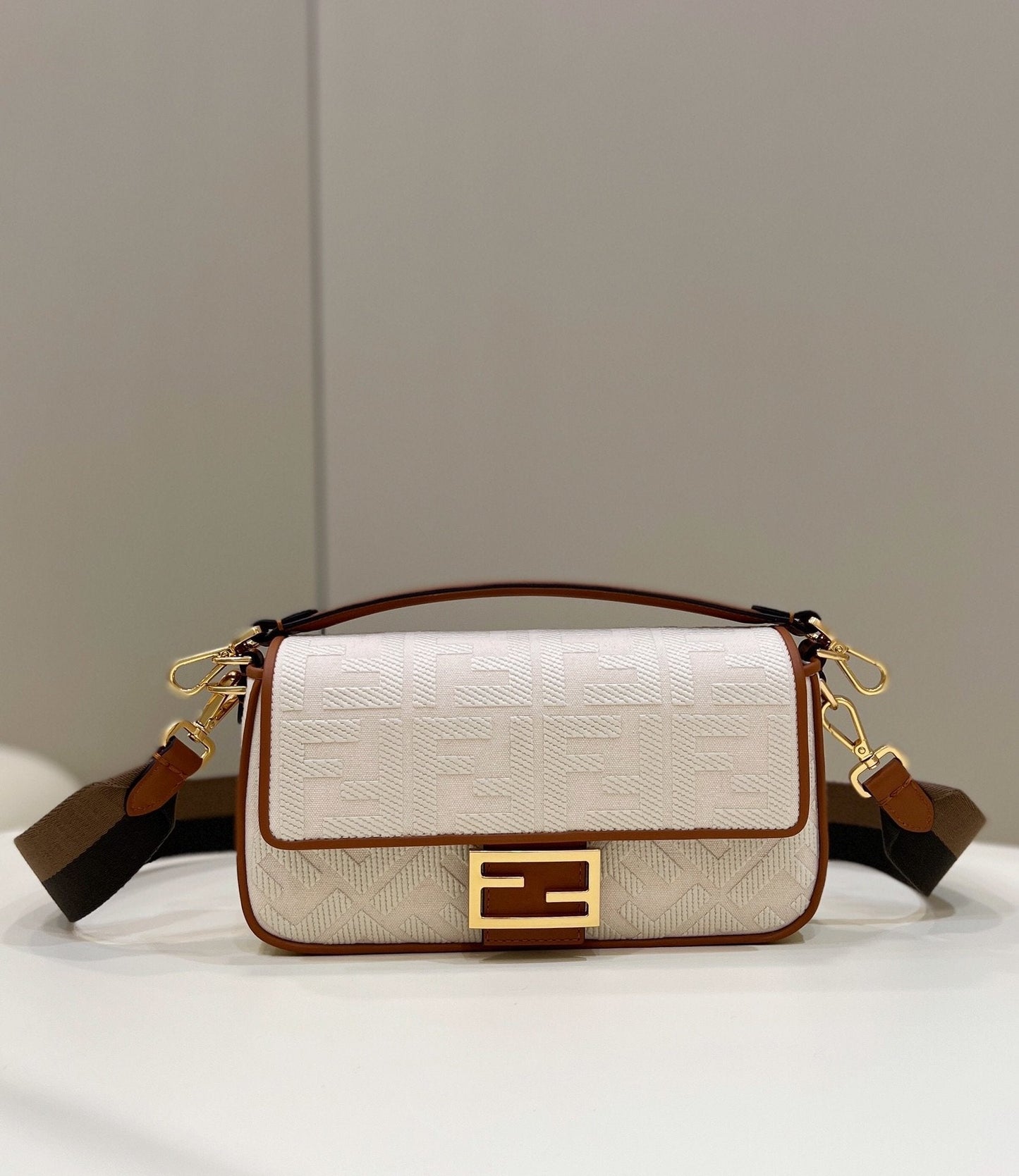 Fendi Top QualityTop Quality Baguette , White FF Crossbody Bag