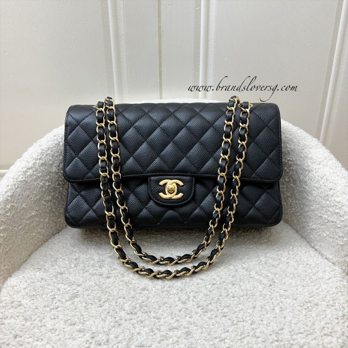 Chanel Medium Classic Flap Cf in Black Caviar and Ghw Handbag