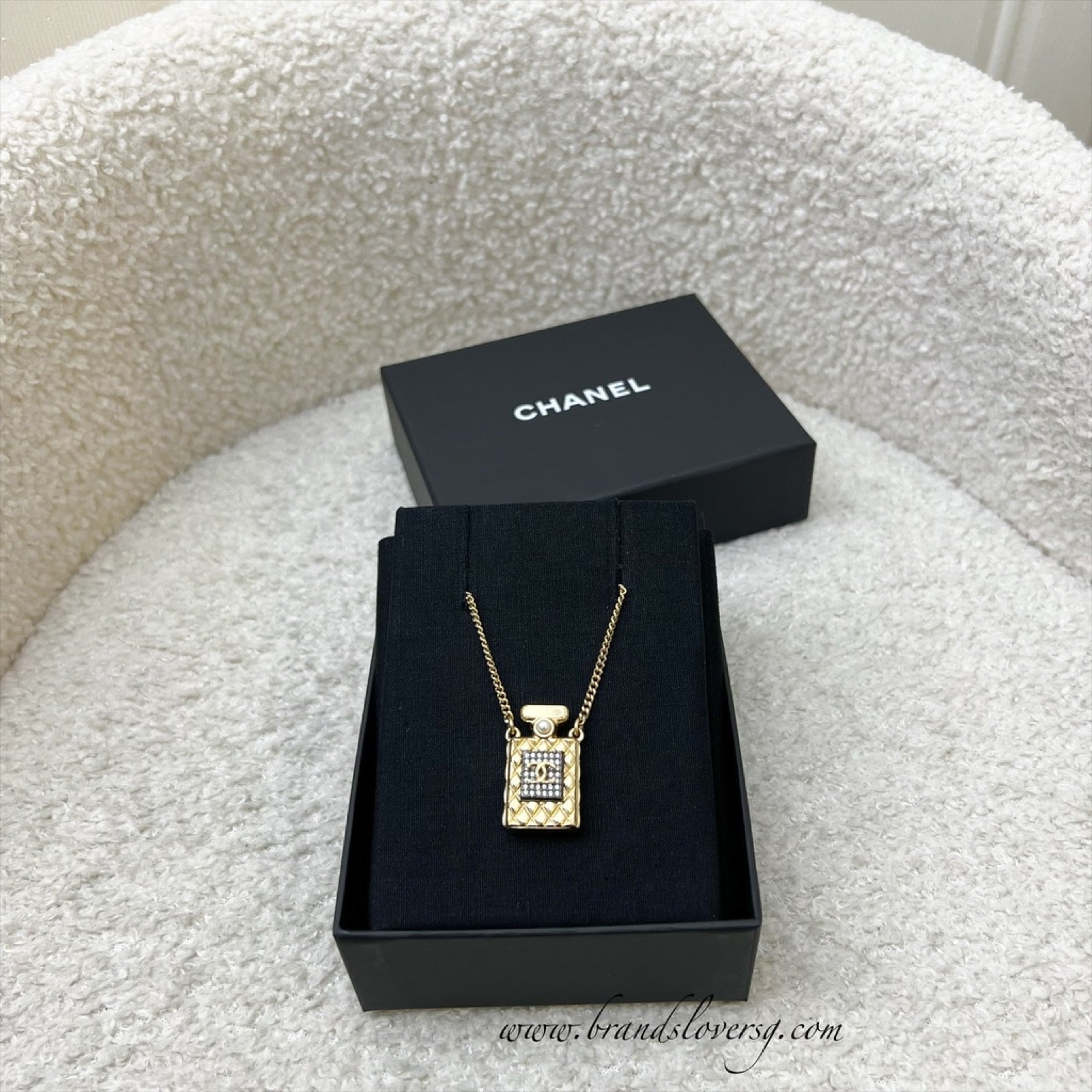 Chanel 20A Perfume Bottle Necklace in Aghw