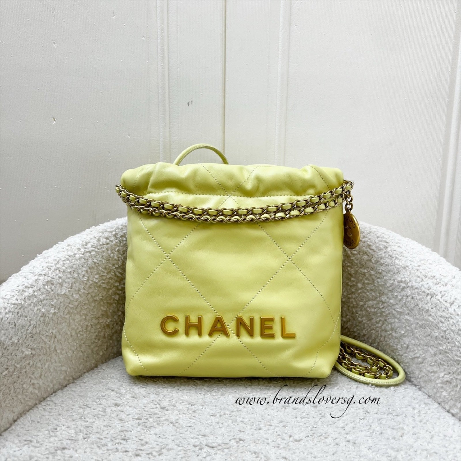 Chanel 22 Mini Hobo Handbag in Yellow Shiny Calfskin and Aghw ( )