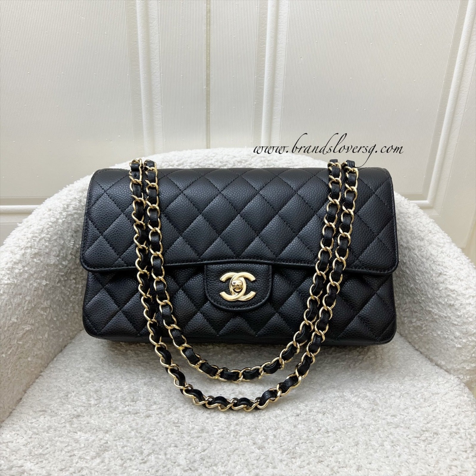 Chanel Medium Classic Flap Cf in Black Caviar and Ghw ( ) Handbag