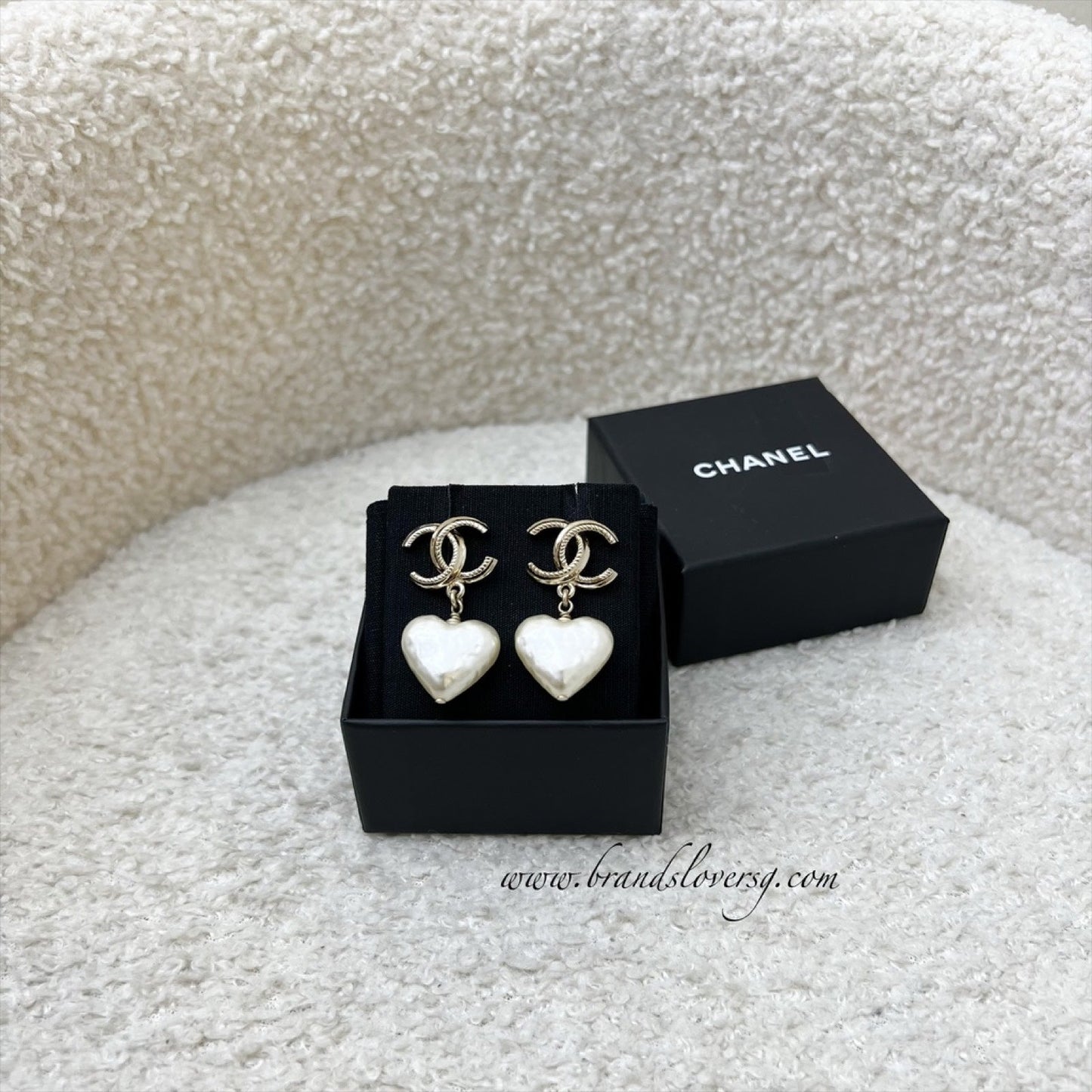 Chanel 22C CC Logo with Heart Pearl Dangling Earrings in Lghw ( )