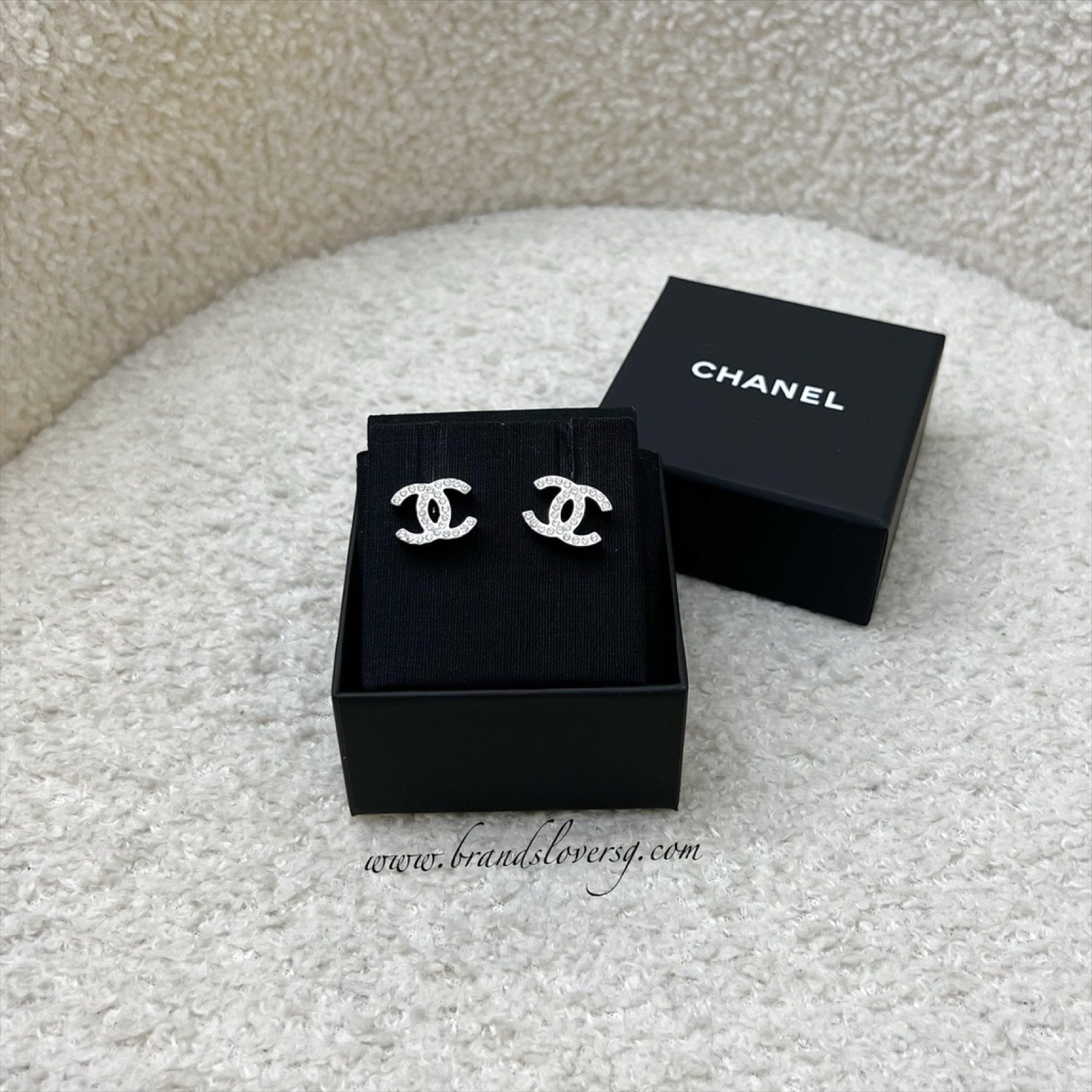 Chanel 25C CC Logo Earrings in Shw