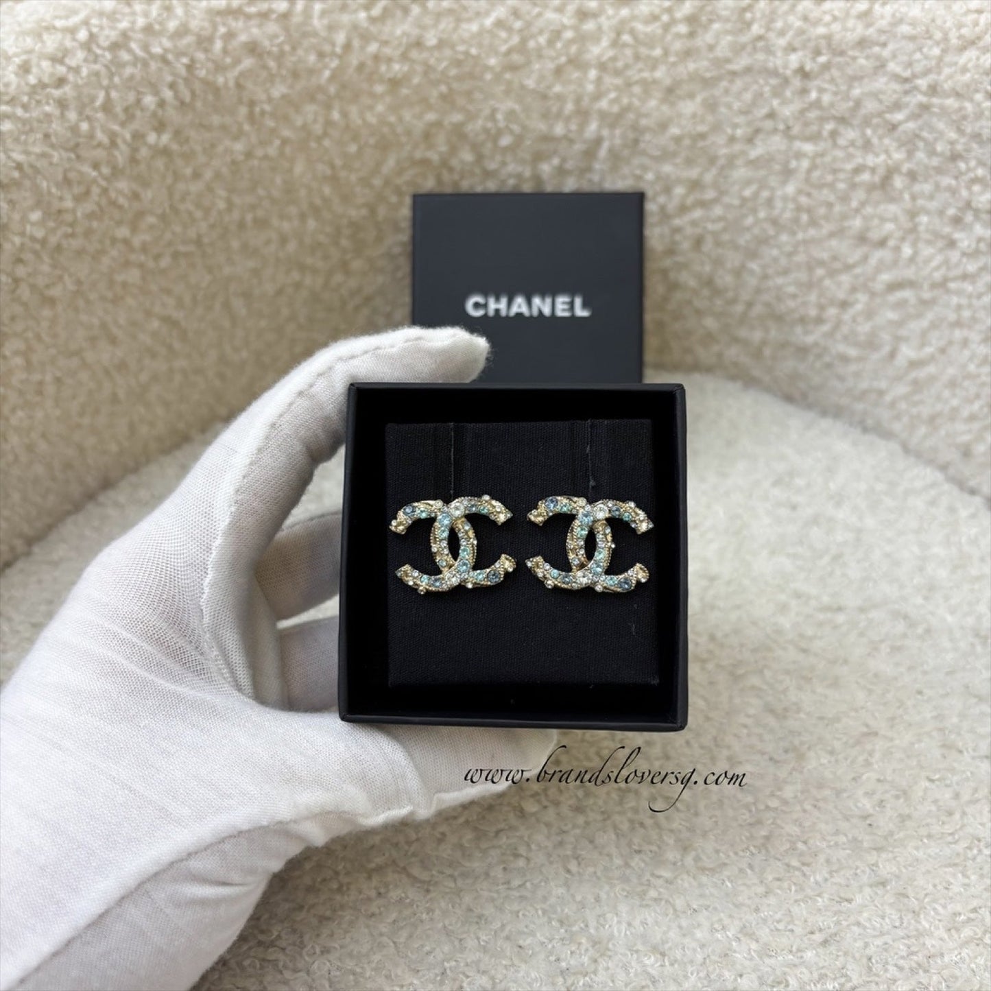 Chanel 19C CC Logo Earrings with Blue Crystals in Ghw