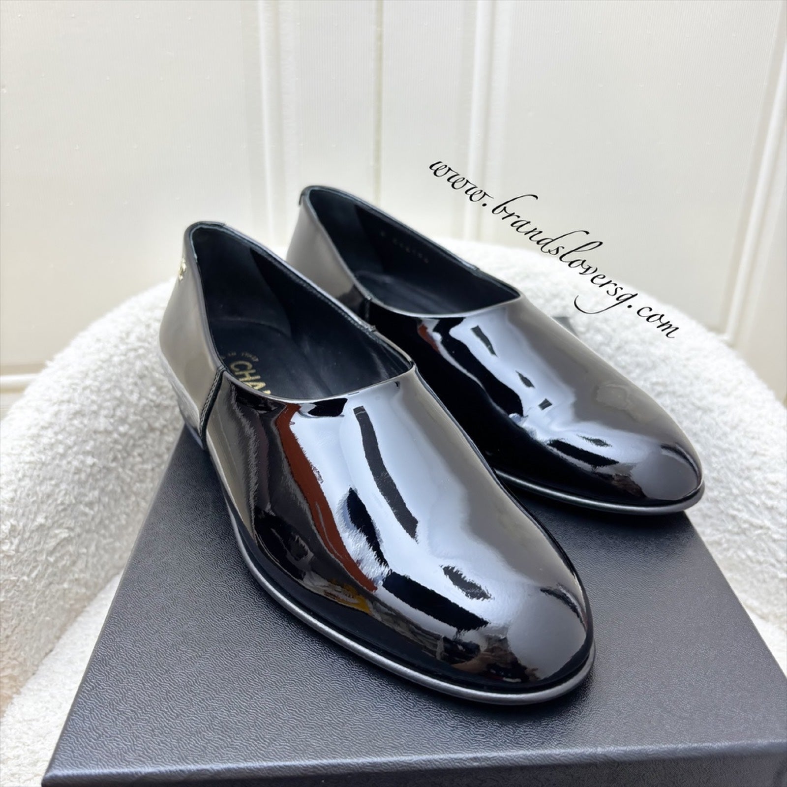 Chanel Mocassins with CC Logo in Black Patent Leather Sz 37.5 Handbag