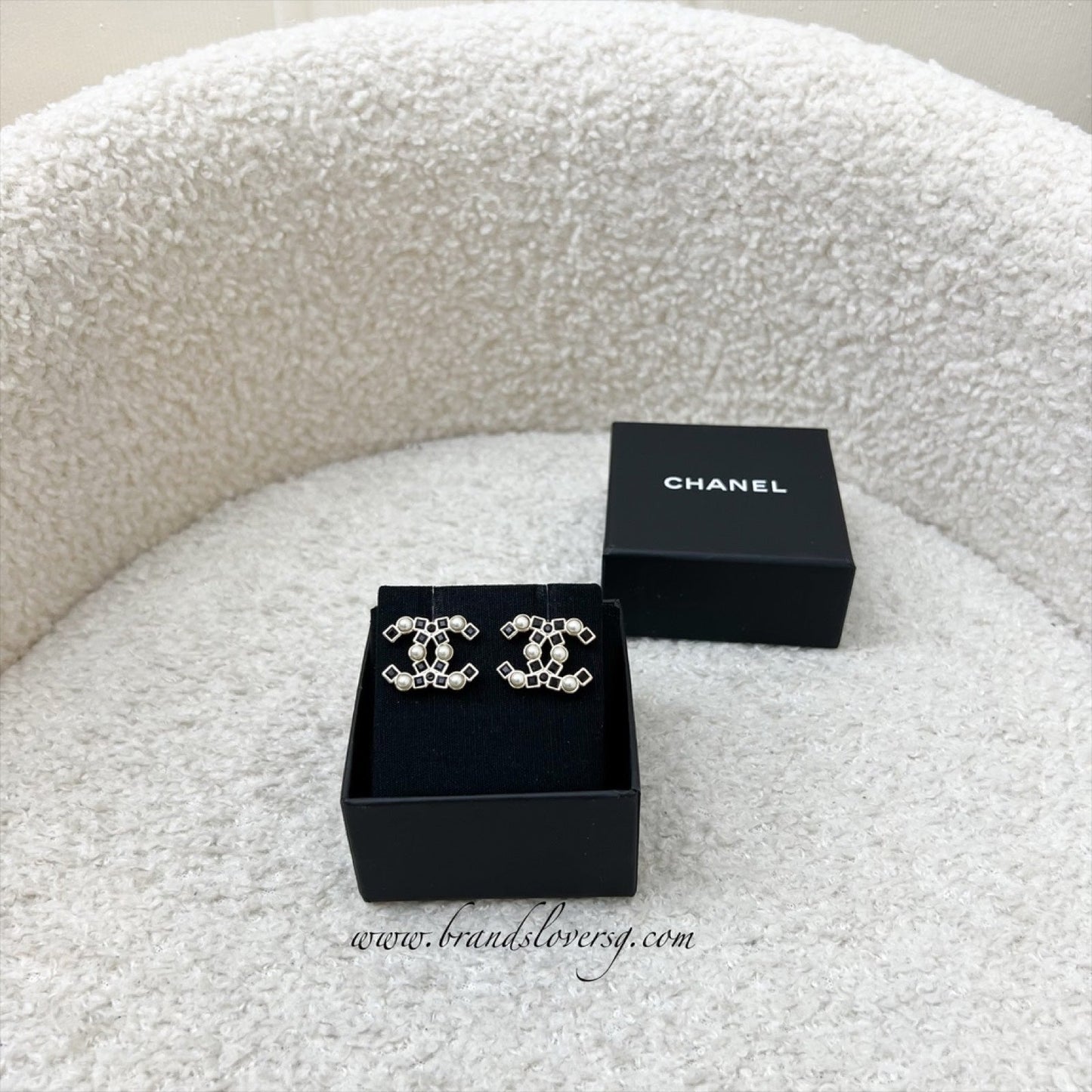 Chanel 22P Medium CC Logo Earrings with Pearls in Lghw ( )