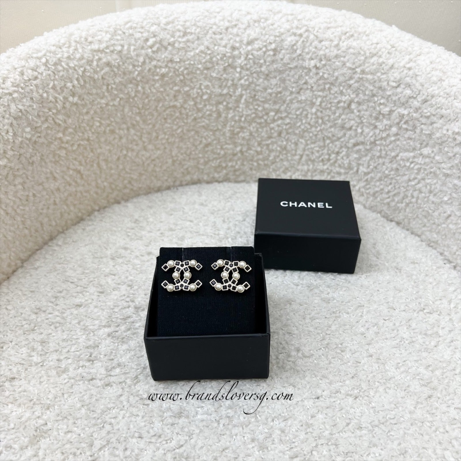 Chanel 22P Medium CC Logo Earrings with Pearls in Lghw ( )