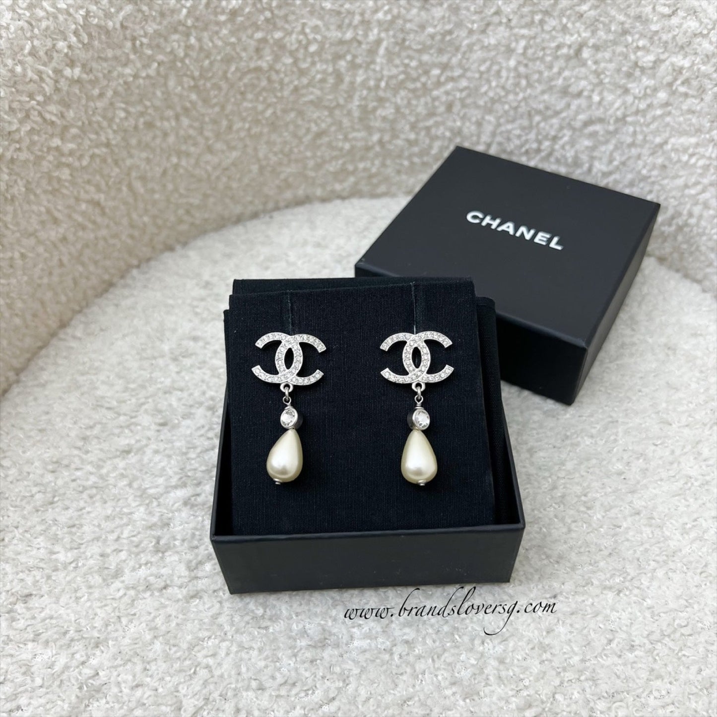 Chanel 22C CC Logo with Teardrop Pearl Drop Earring in Shw ( )