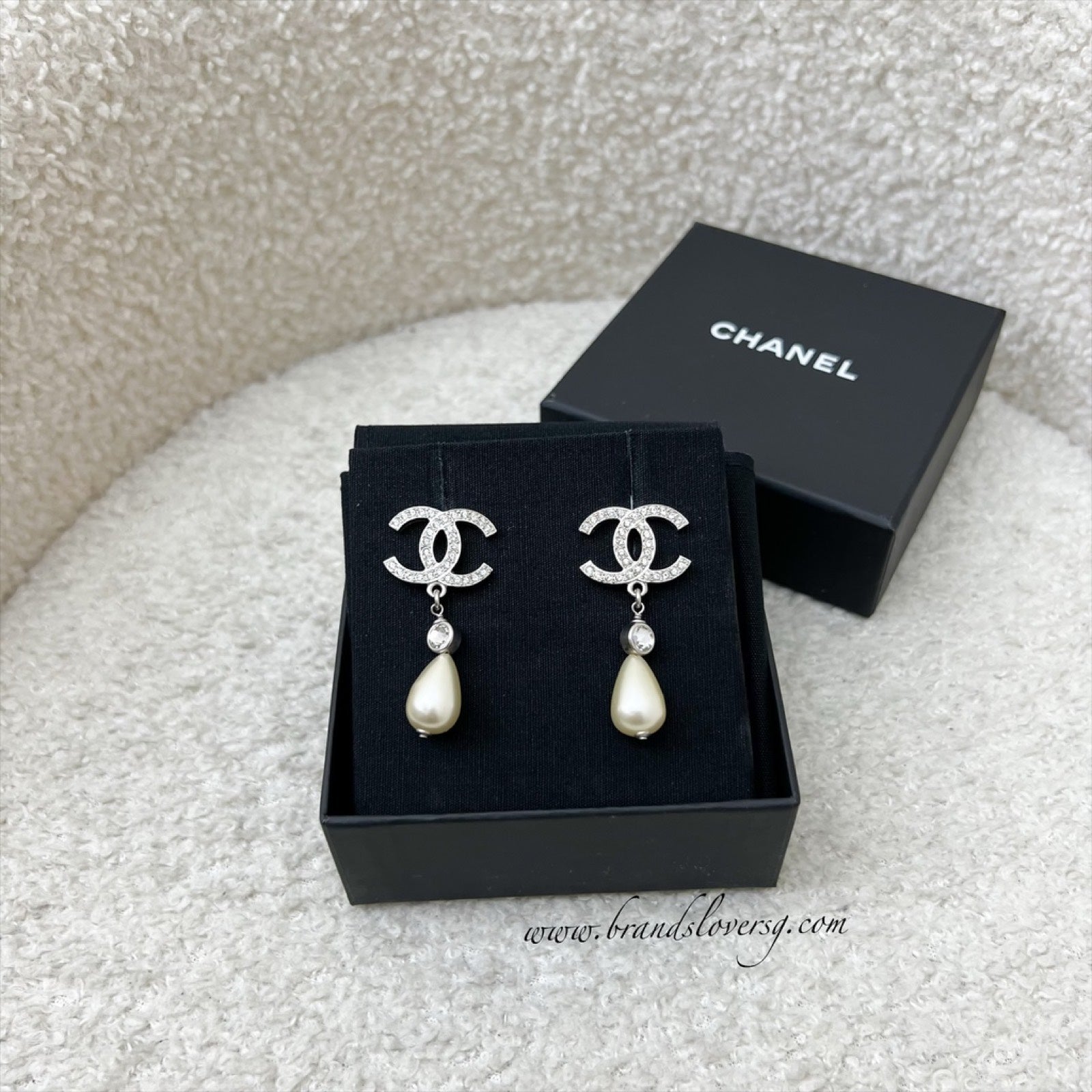 Chanel 22C CC Logo with Teardrop Pearl Drop Earring in Shw ( )