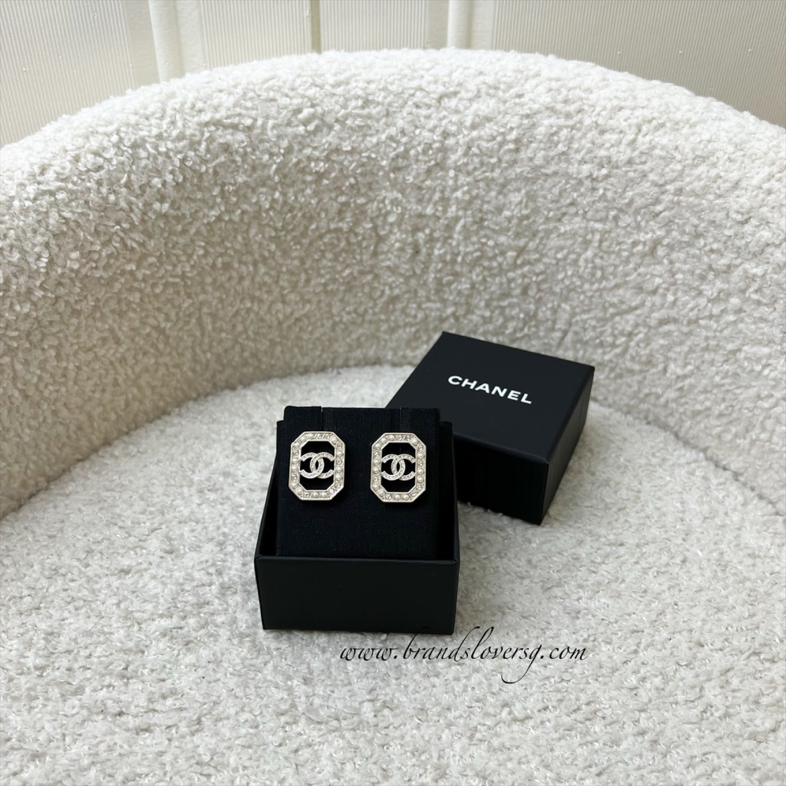 Chanel Crystal Pearl CC Geometric Earring ( )