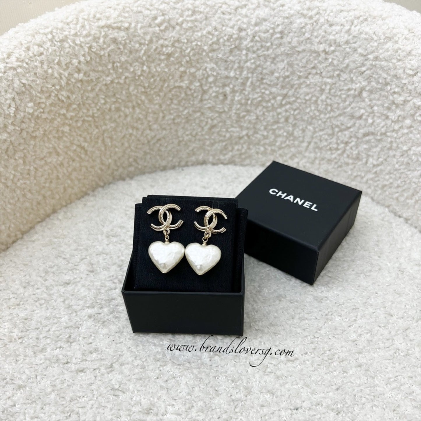 Chanel 22C CC Logo with Heart Pearl Dangling Earrings in Lghw ( )