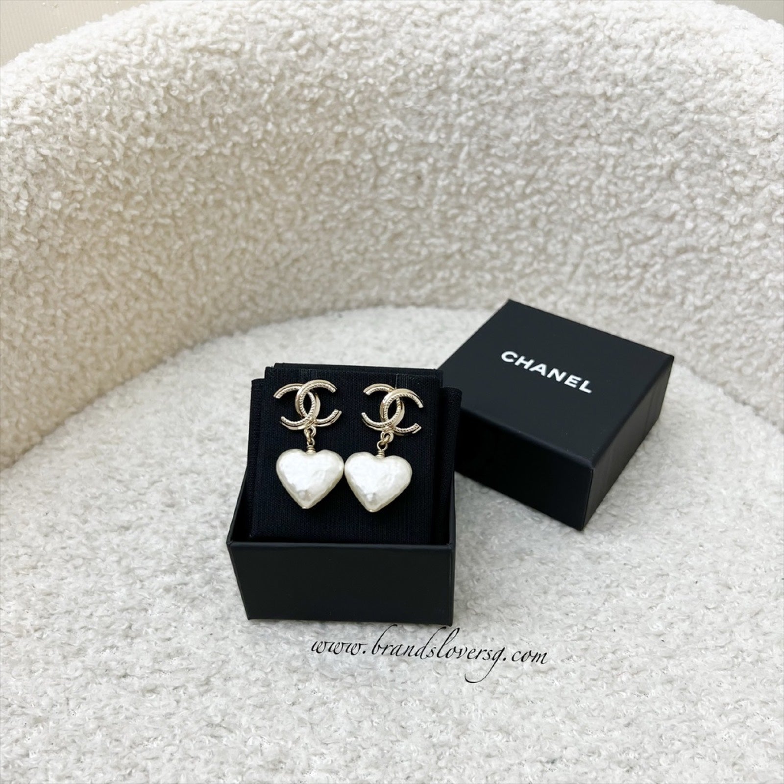Chanel 22C CC Logo with Heart Pearl Dangling Earrings in Lghw ( )