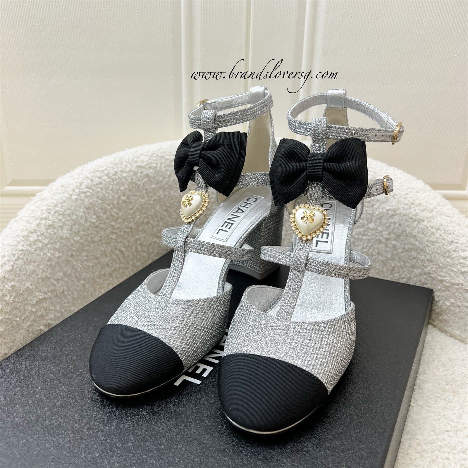 Chanel Mary Jane Chunky Heels In Silver Fabric And Black Grosgrain Sz 38
