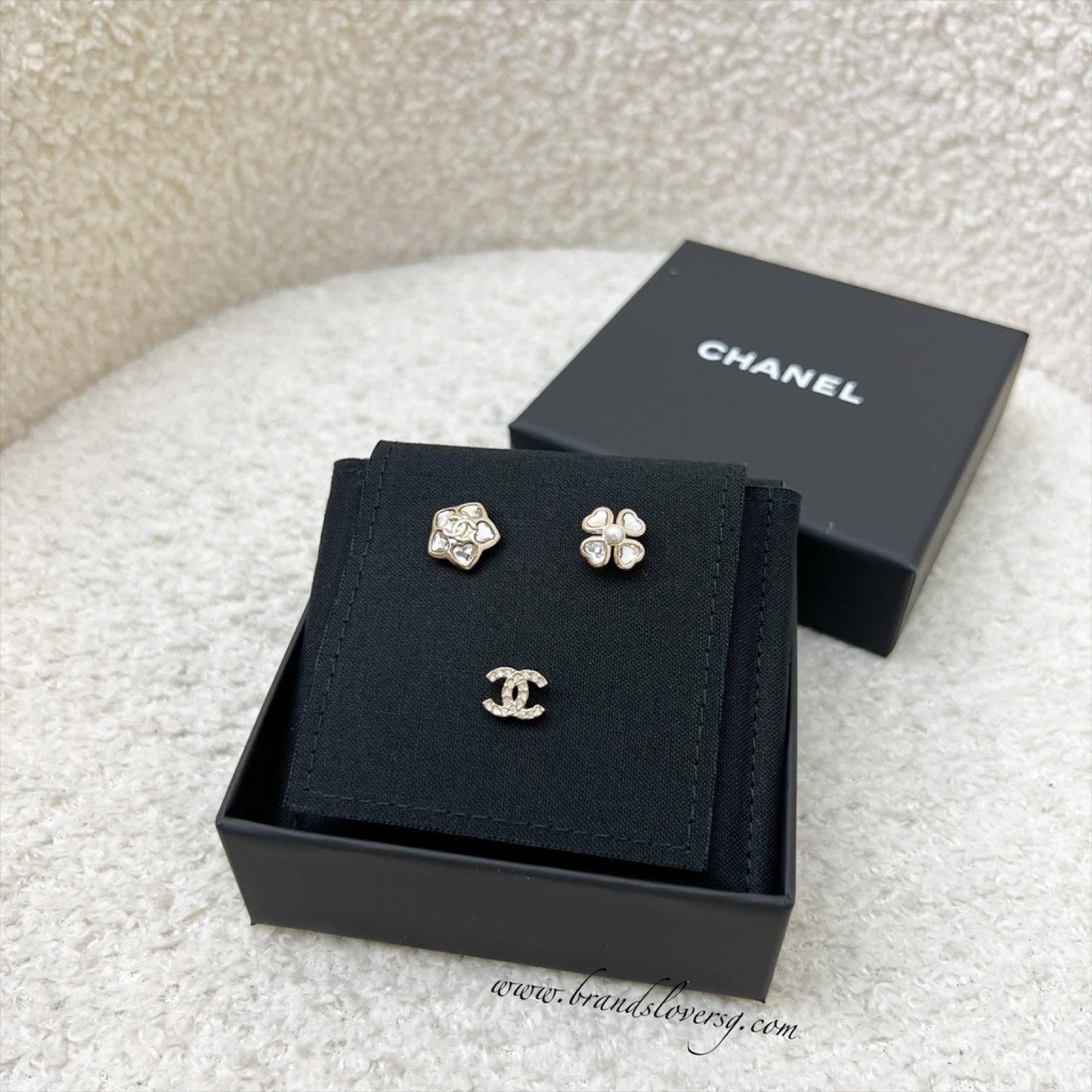 Chanel 25B Stud Earrings in Metal,glass Pearls and Diamantés Gold,pearly White and Crystal ( )