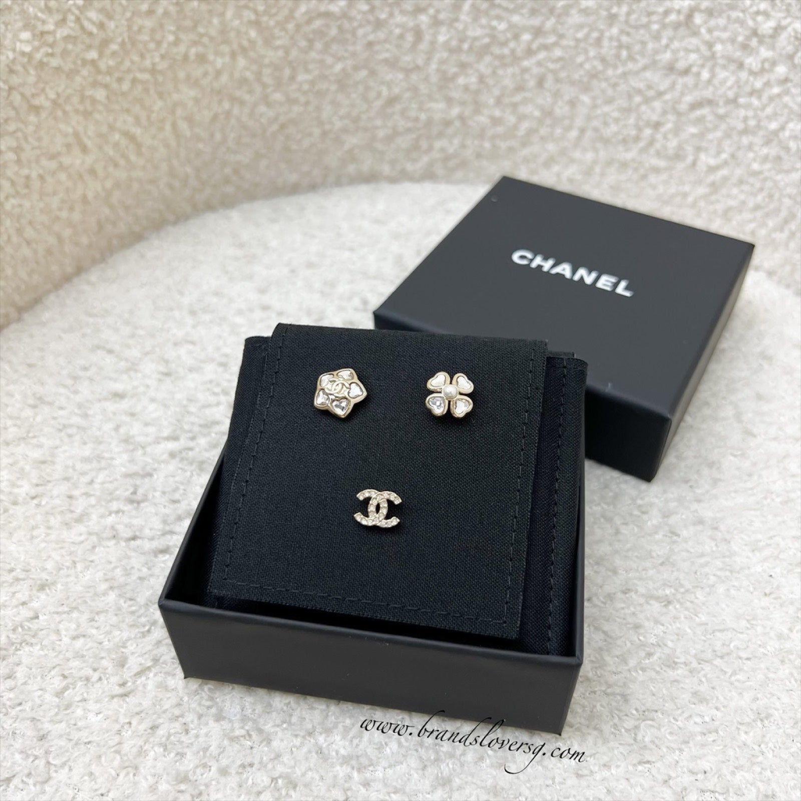 Chanel 25B Stud Earrings in Metal,glass Pearls and Diamantés Gold,pearly White and Crystal ( )