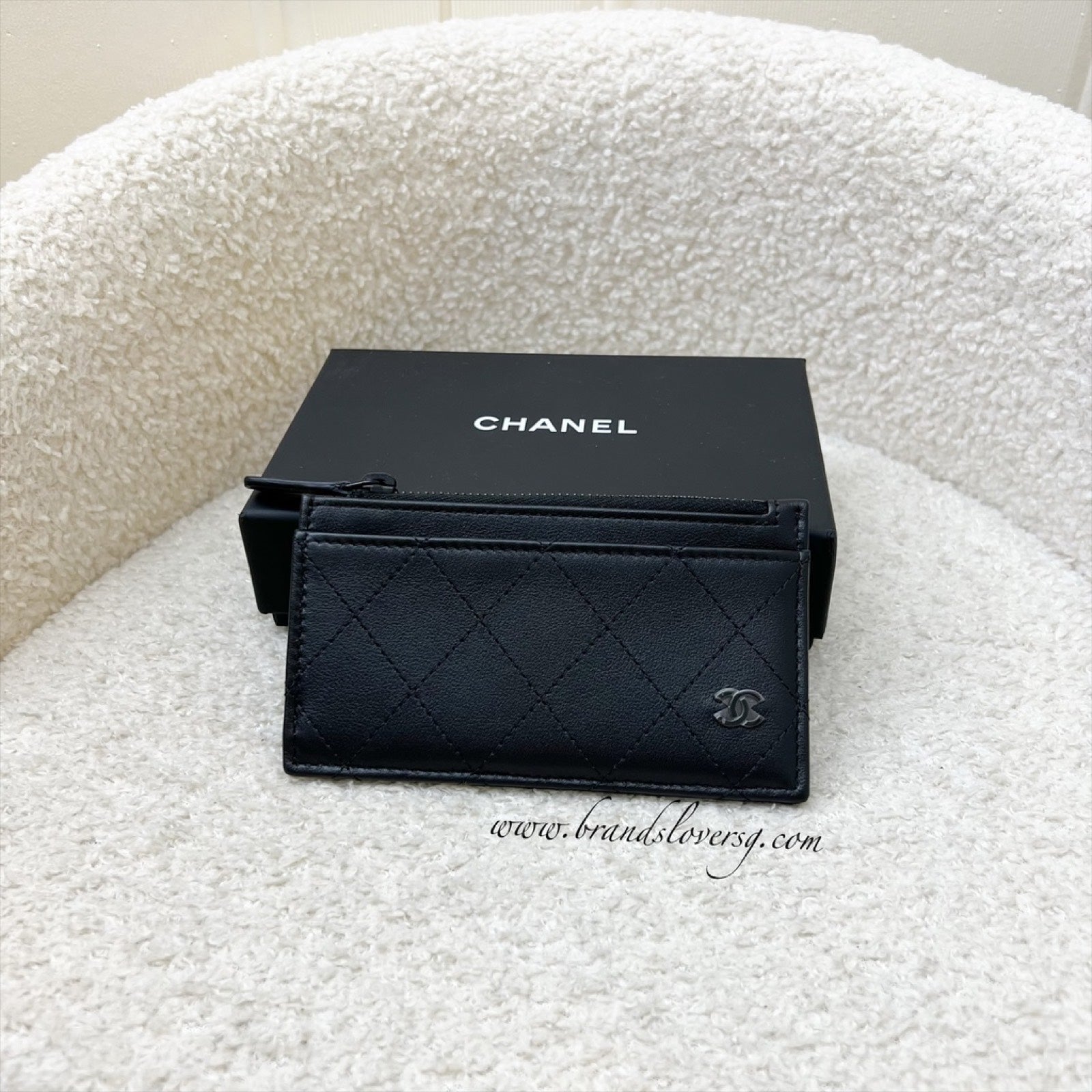 Chanel Flat Card Holder with Zipped Coin Compartment in Black Calfskin and Bhw for Women