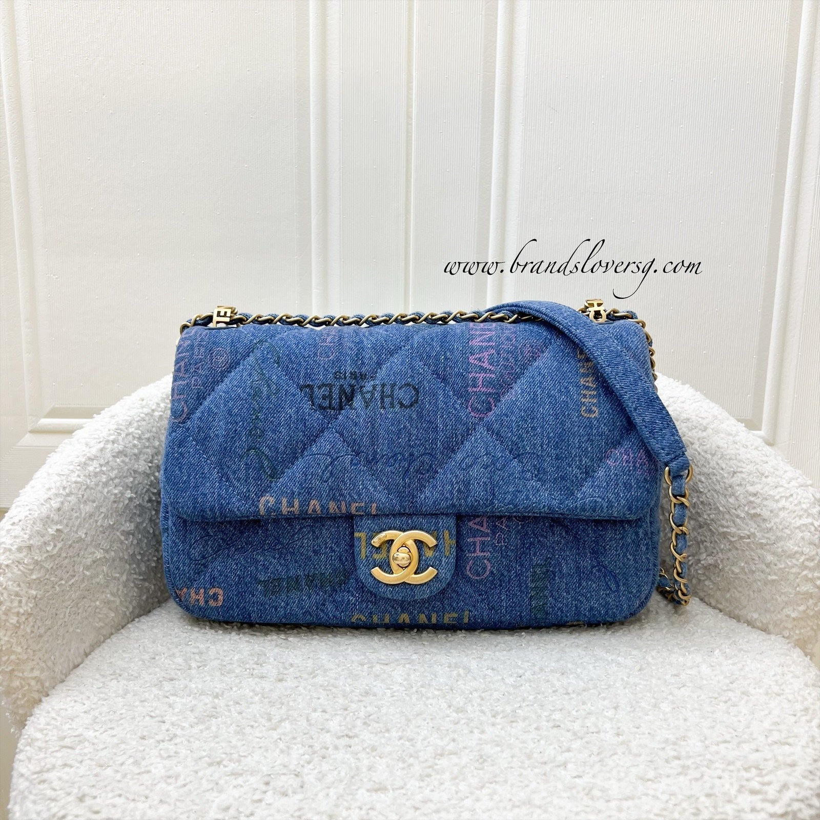 Chanel 22P Denim Mood Medium Flap Bag in Blue Printed Denim and Aghw