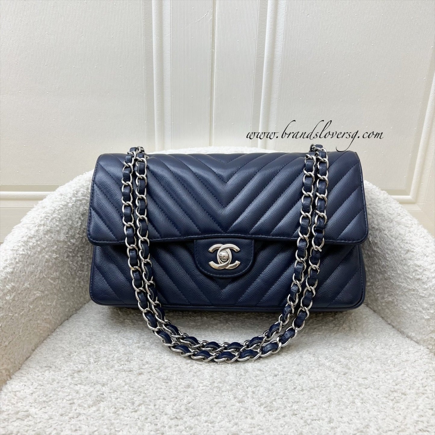 Chanel Medium Classic Flap Cf in Chevron Quilted Navy Caviar and Shw Handbag