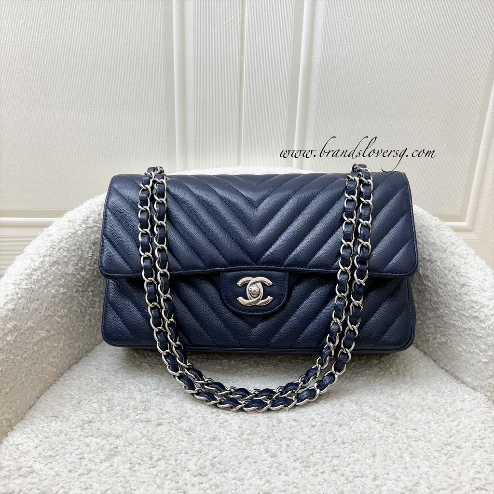 Chanel Medium Classic Flap Cf in Chevron Quilted Navy Caviar and Shw Handbag
