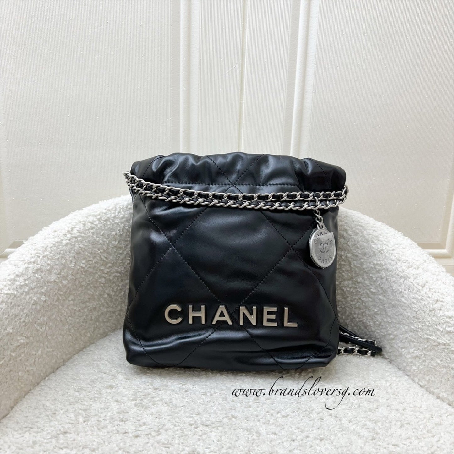 [Un - Full set - 2024] Chanel 22 Mini Hobo Handbag in Black Shiny Calfskin and SHW