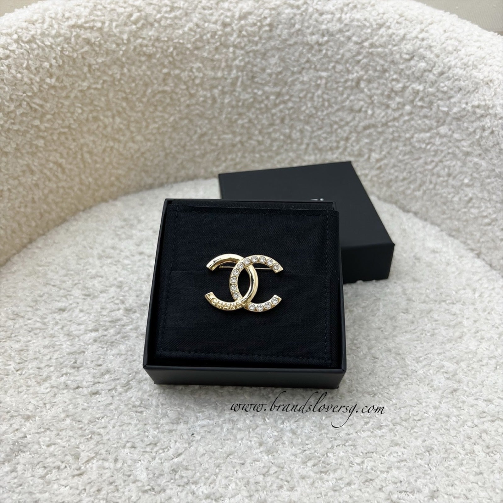 Chanel 24P Medium CC Brooch With Diamantes In Lghw