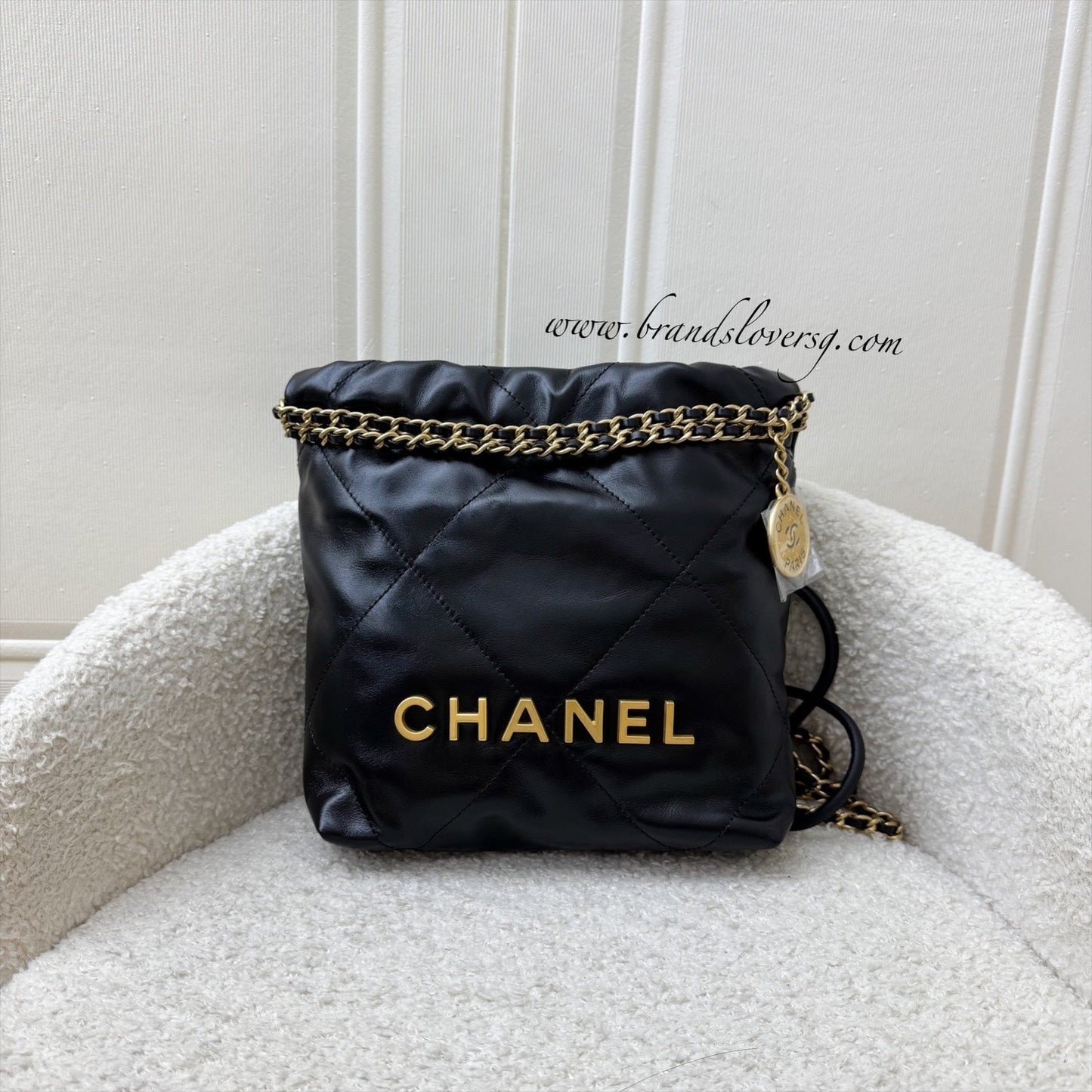 Chanel 22 Mini Hobo Handbag in Black Shiny Calfskin and Aghw