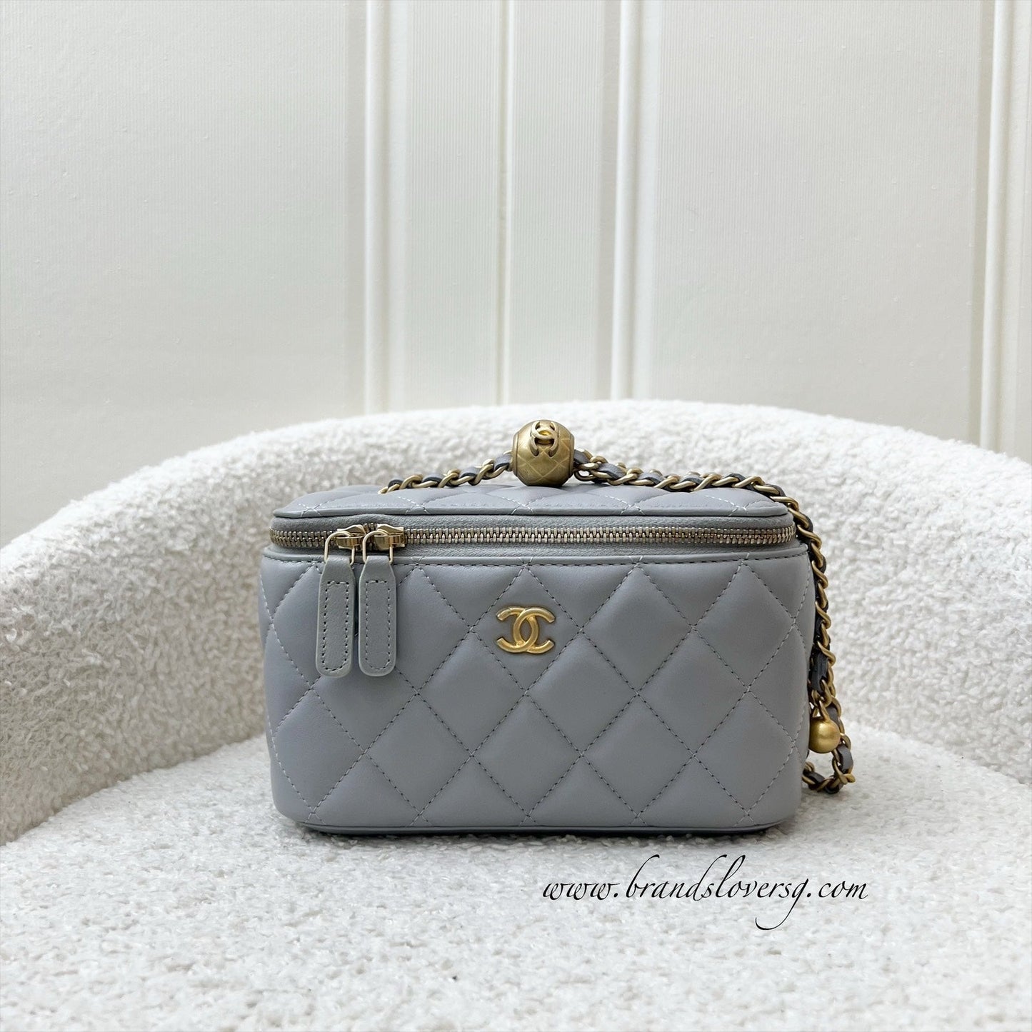 Chanel Pearl Crush Small Vanity In 21B Grey Lambskin And Aghw (model: AP2303)