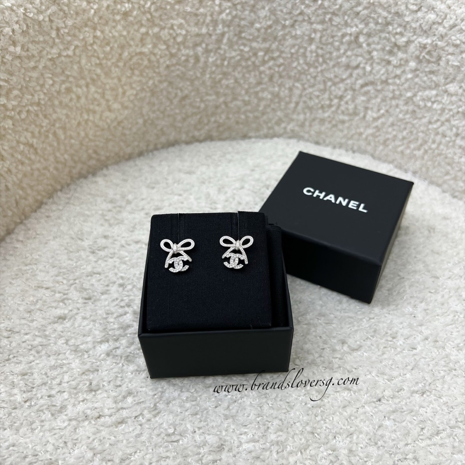 Chanel 25K Bow and Logo Earrings in Shw ( )