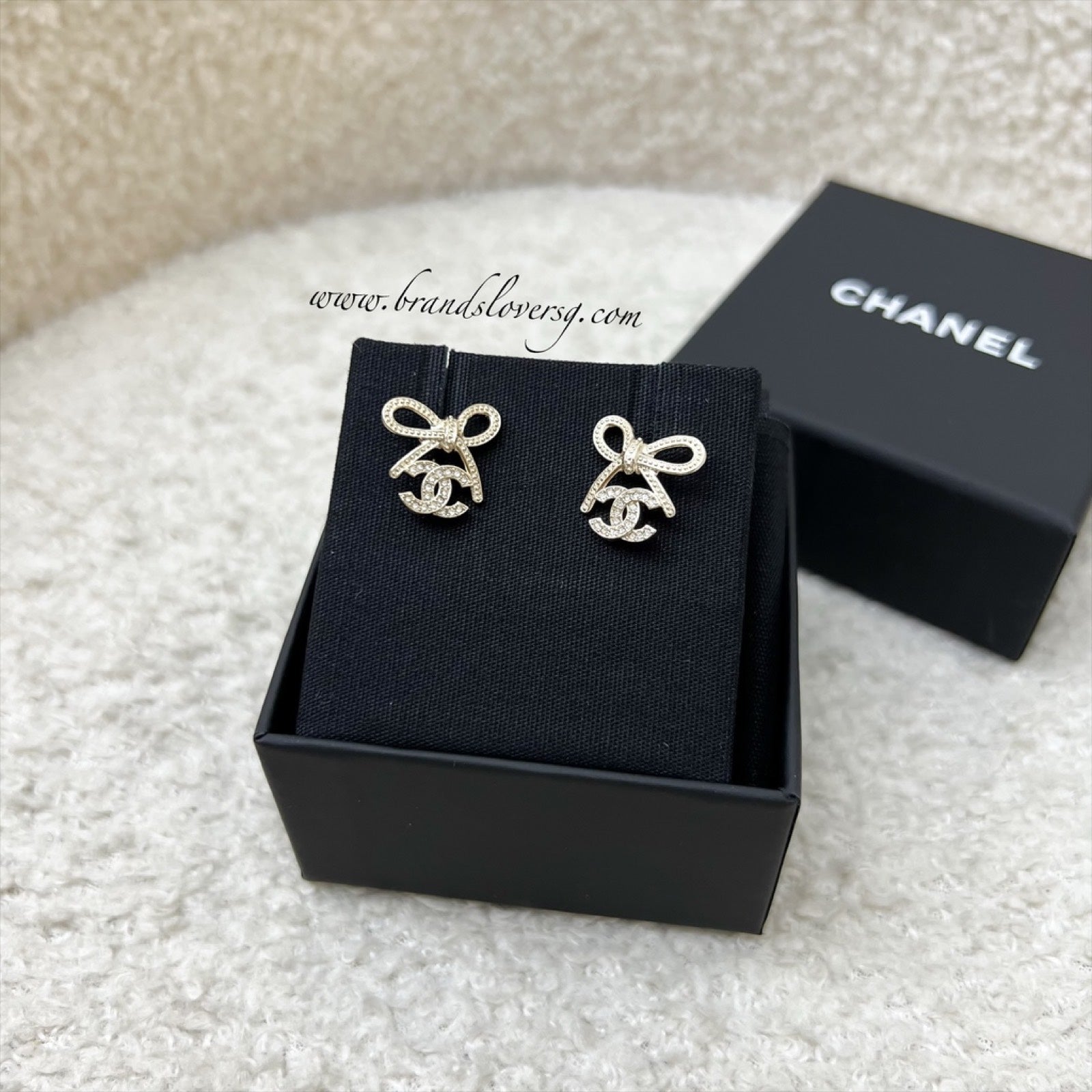 Chanel 25K Bow And Logo Earrings In Lghw (model: ABG601)