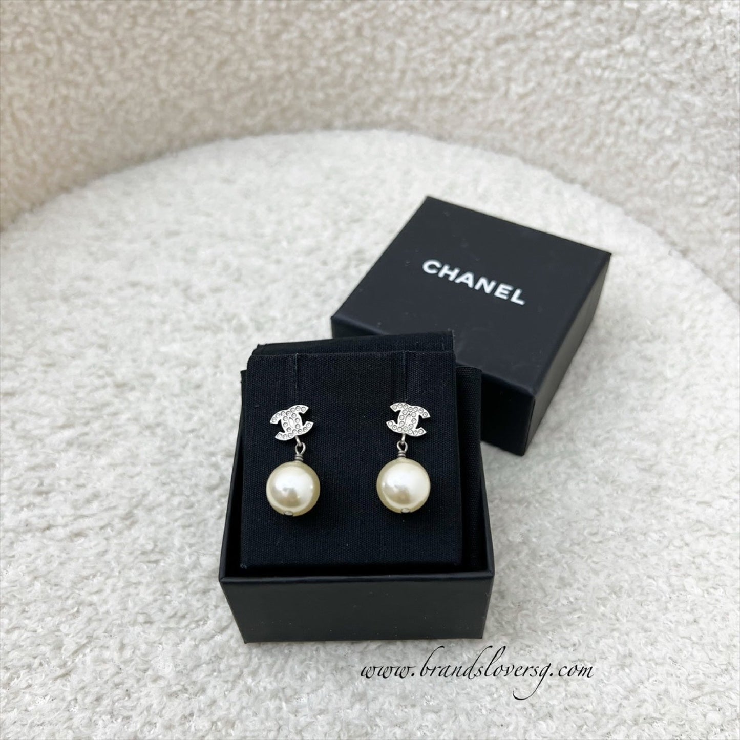 Chanel Mini CC Logo Dangling Earrings With Crystals And Pearl In Shw