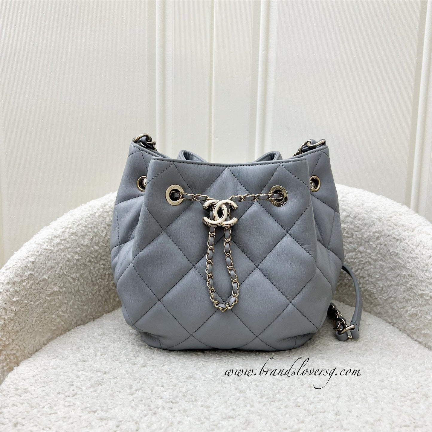 Chanel Drawstring Bucket Bag in Light Grey Lambskin and Lhgw ( )