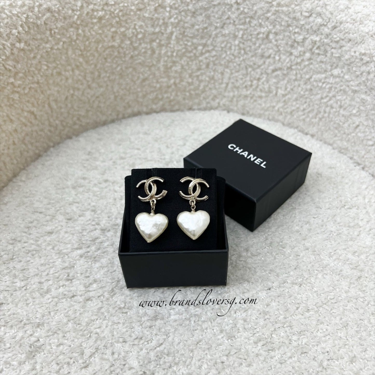 Chanel 22C CC Logo with Heart Pearl Dangling Earring in Lghw ( )