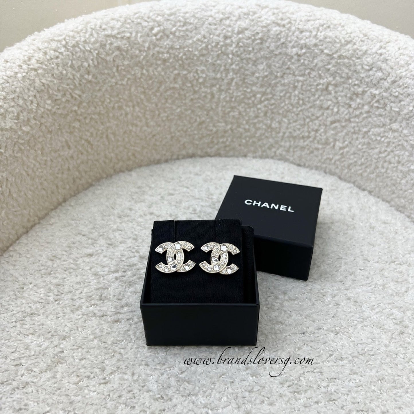 Chanel 25P CC Logo Earrings with Diamantes in Lghw
