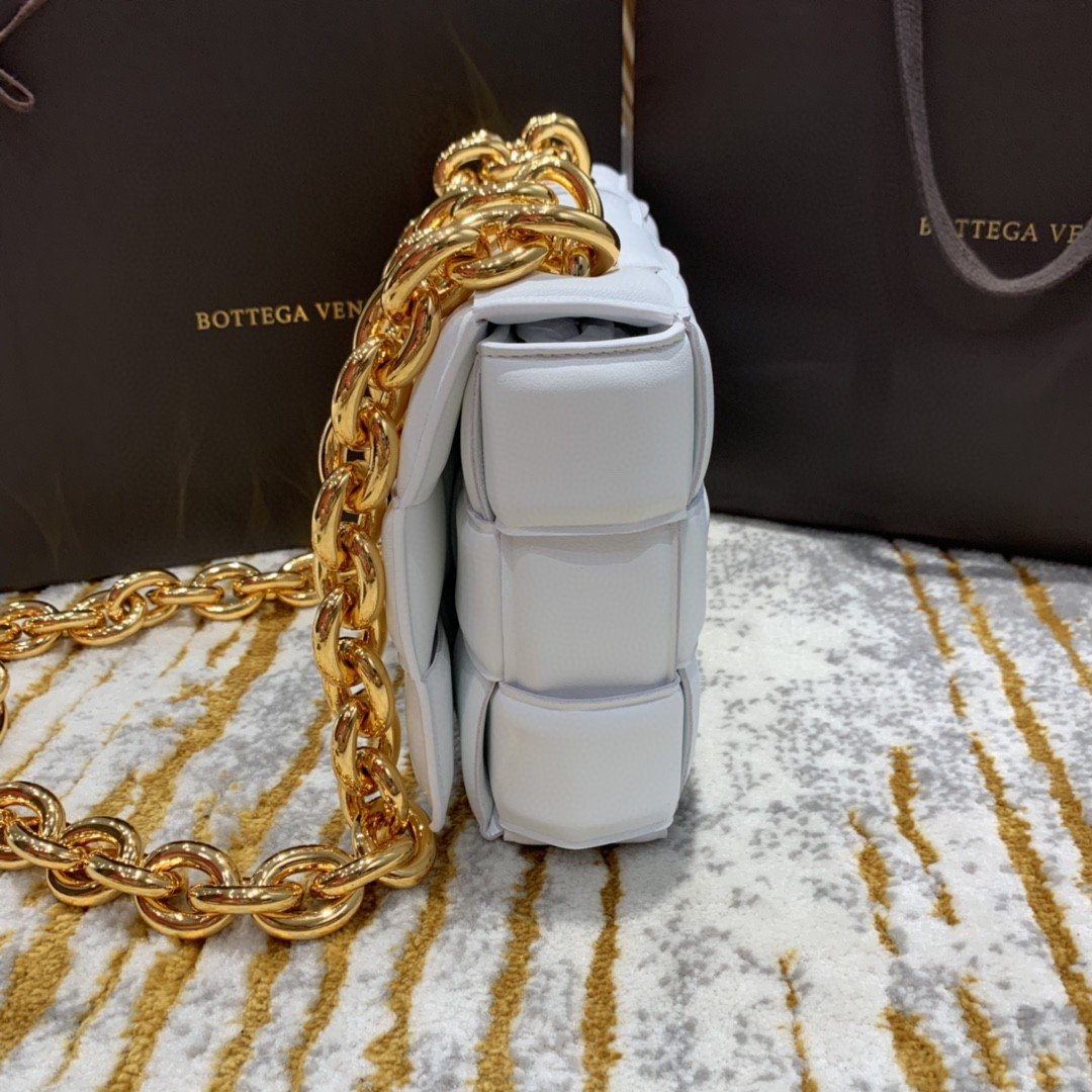 Top Quality Cassette Bag For Women In White Chain Travel Bag