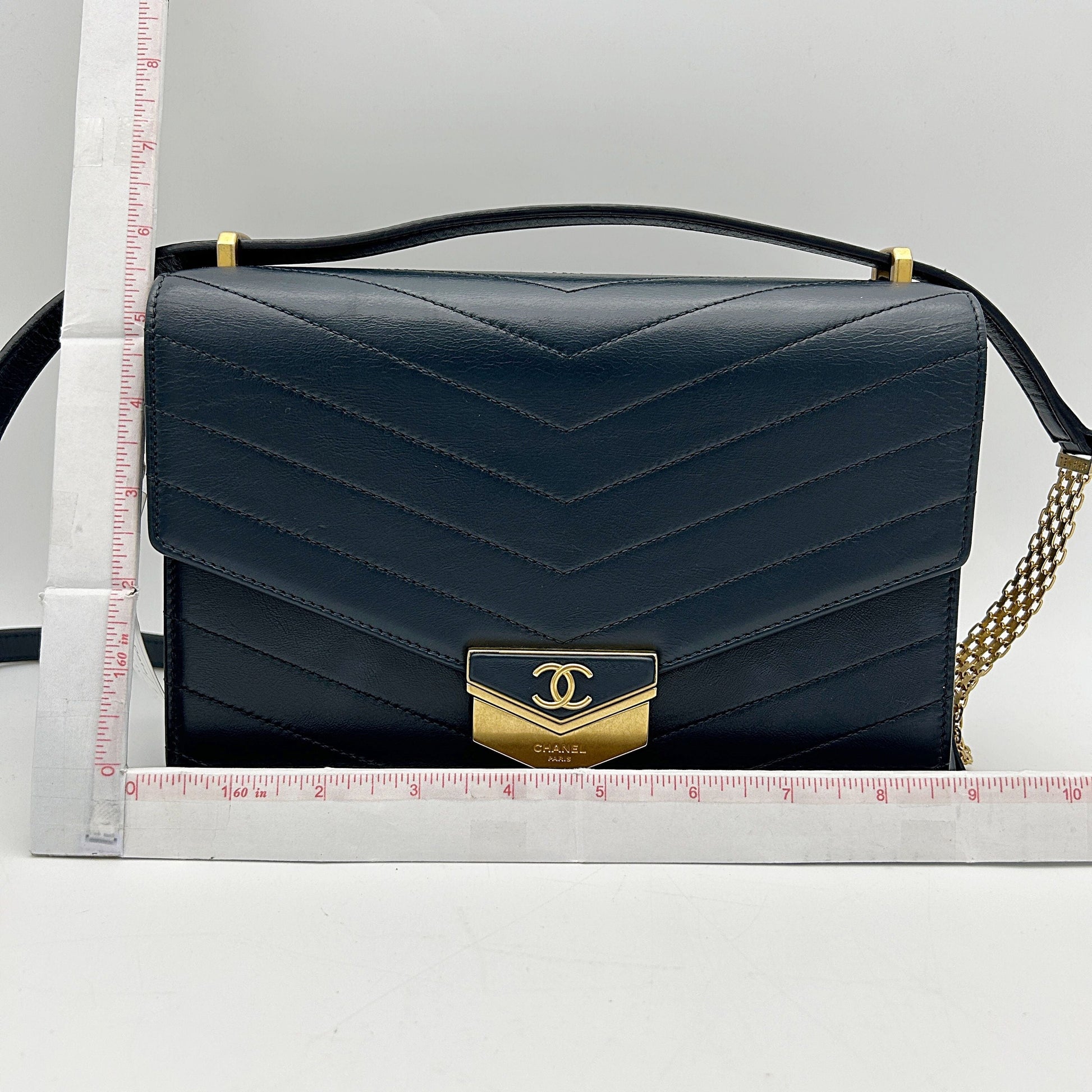 Chanel Blue Small CC Chevron Calfskin Medal Flap Navy blue Leather Pony-style calfskin B05033CUV2