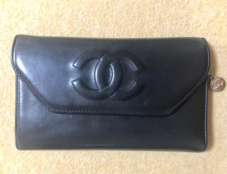 Chanel   black leather wallet with large CC stitch mark
