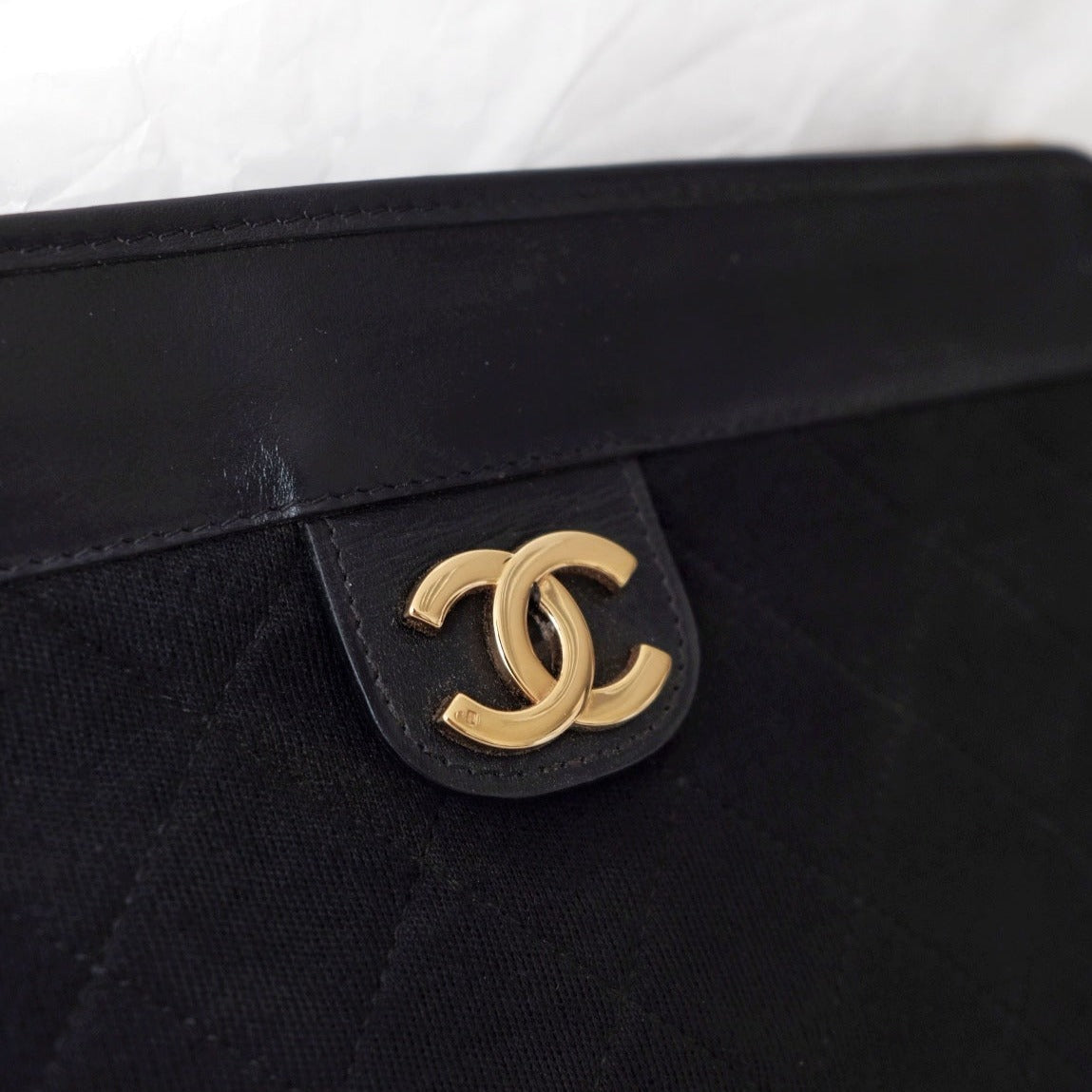 Chanel   black pouch + chain