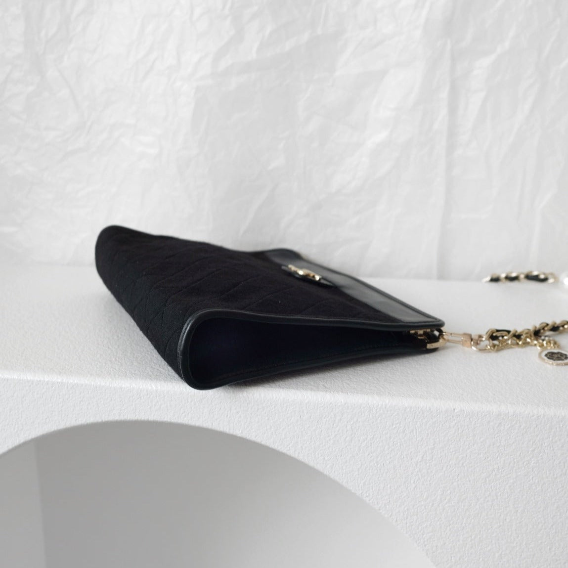 Chanel   black pouch + chain