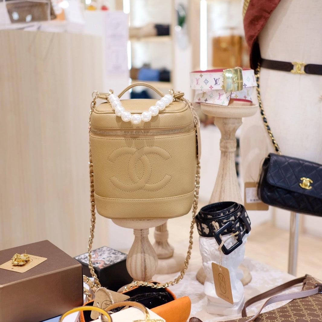 Chanel   beige coco caviar wash bag