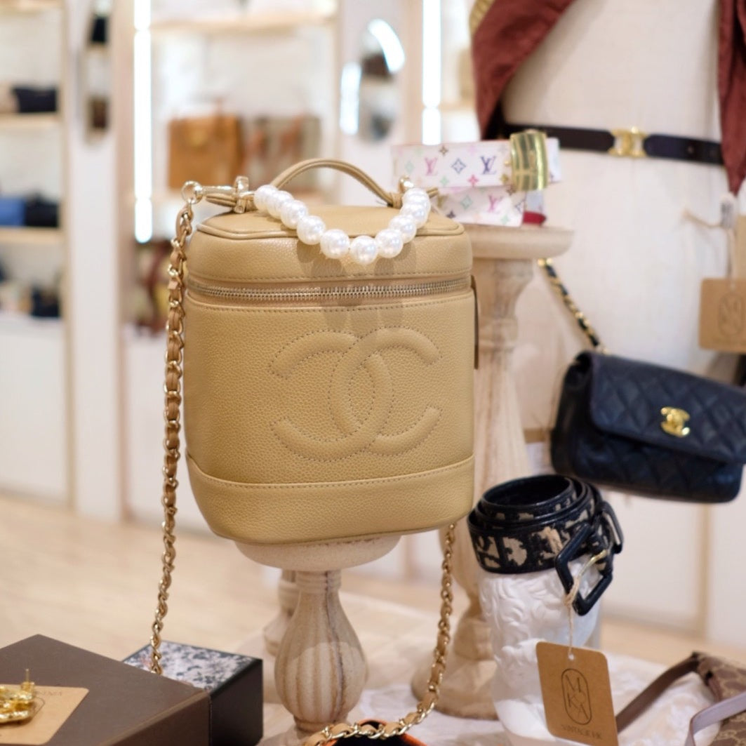 Chanel   beige coco caviar wash bag