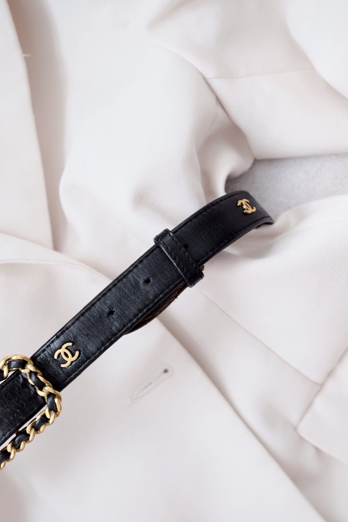 Chanel   cc logo leather belt black