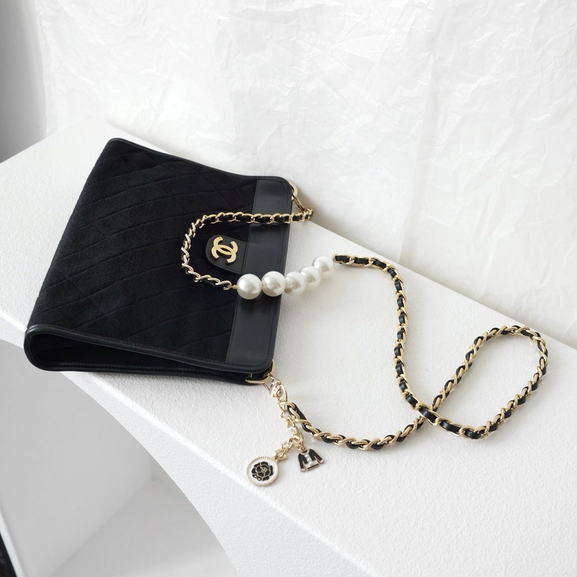 Chanel   black pouch + chain