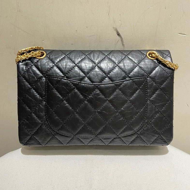 CHANEL . BLACK WRINKLE LEATHER FLAP BAG GOLD CHAIN STRAP