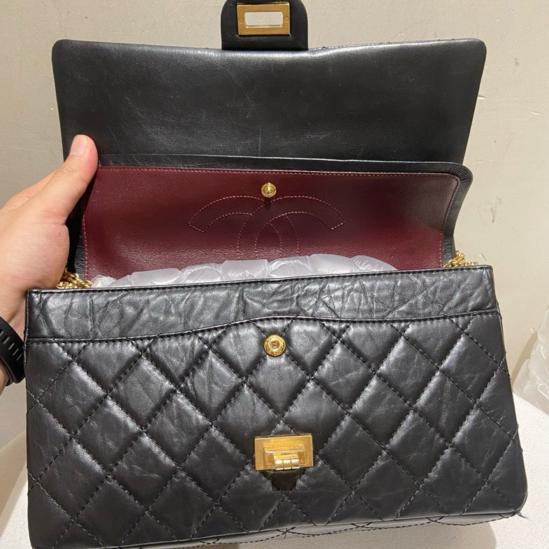 CHANEL . BLACK WRINKLE LEATHER FLAP BAG GOLD CHAIN STRAP