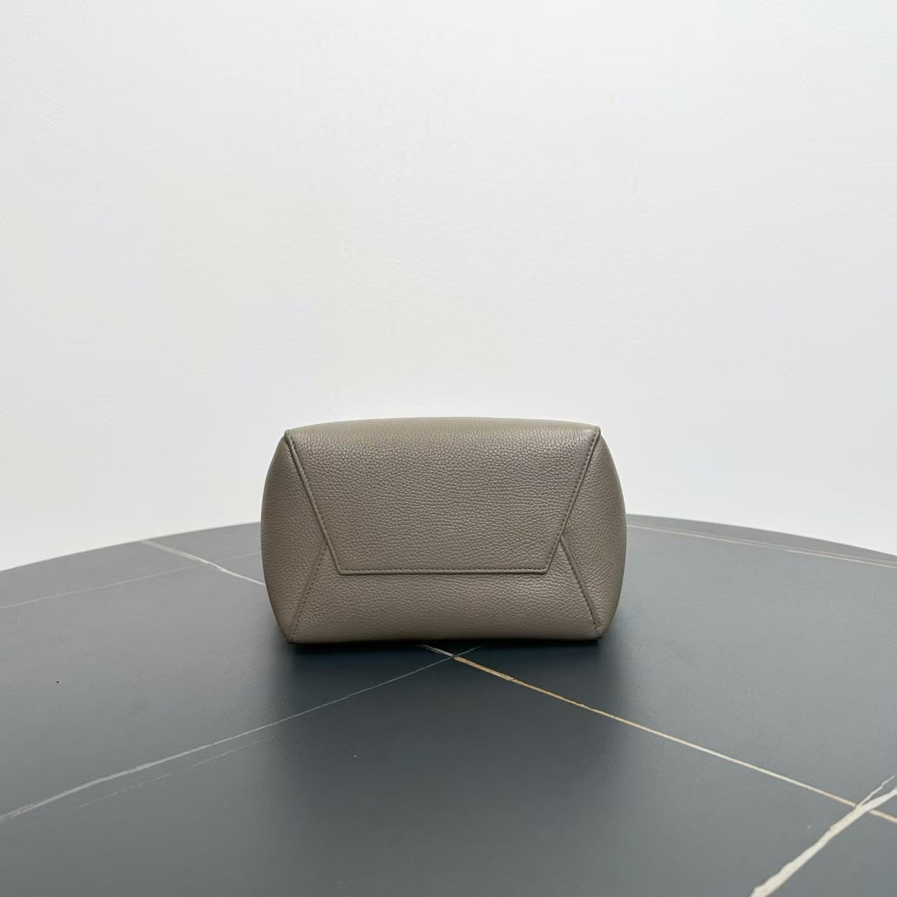 Luxury Shoulder Bag Taupe Grained Size Leather Medium
